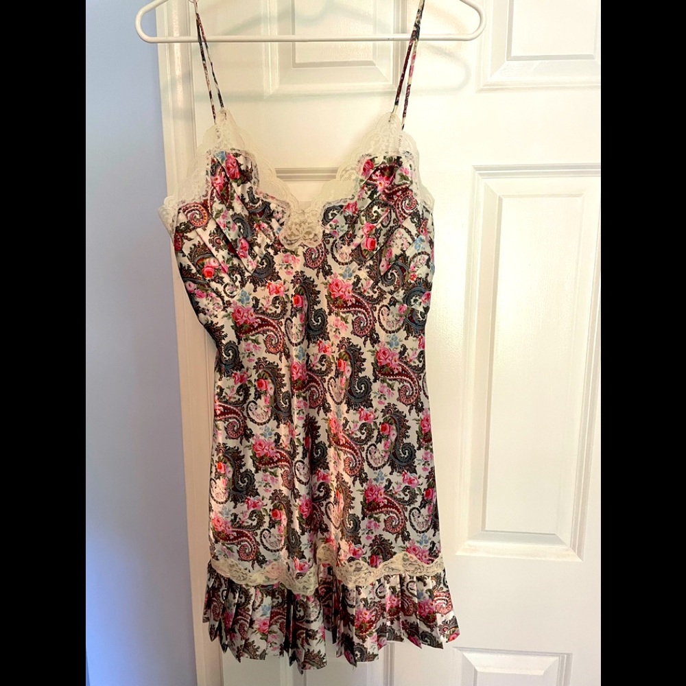 NWOT Victoria’s Secret chemise/Gold label size M
